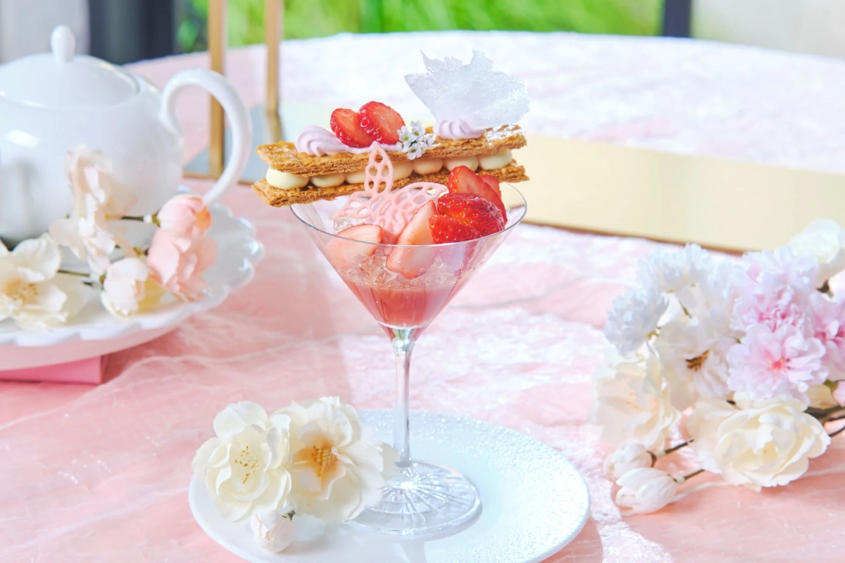 いちごと桜のミルフィーユパフェ