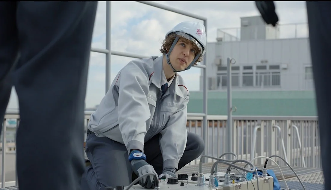 屋上で作業する職員