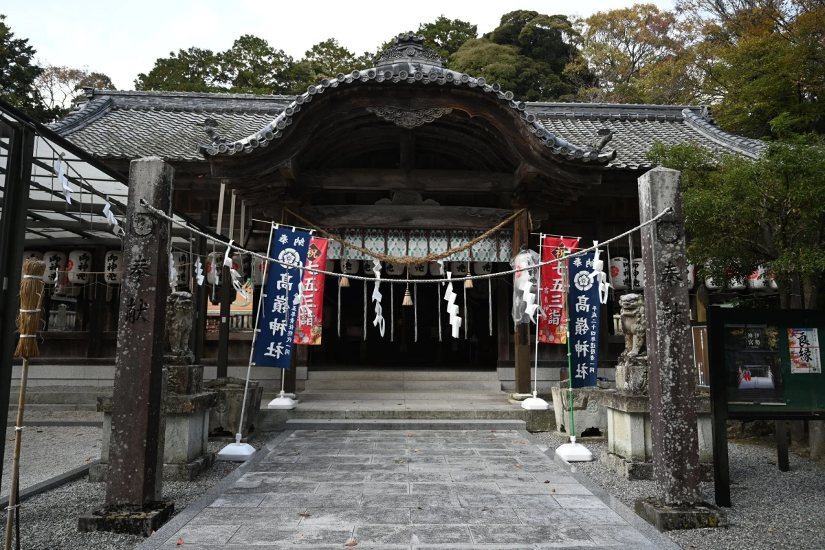 高嶺神社の拝殿
