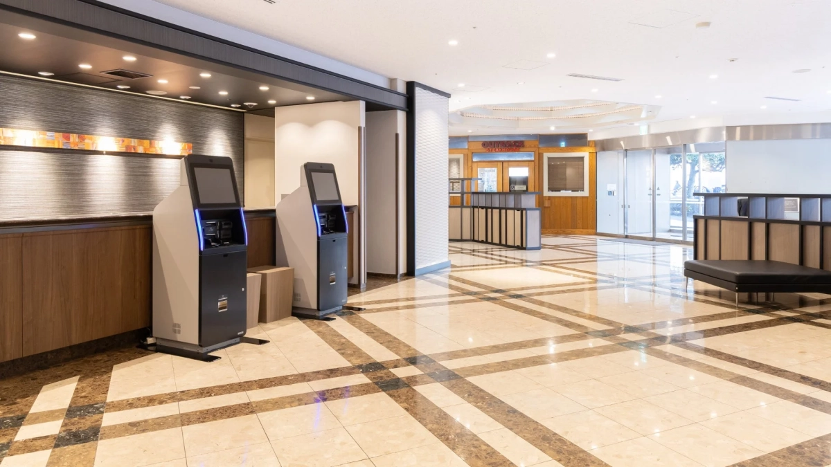 ホテルのロビーとセルフチェックイン機