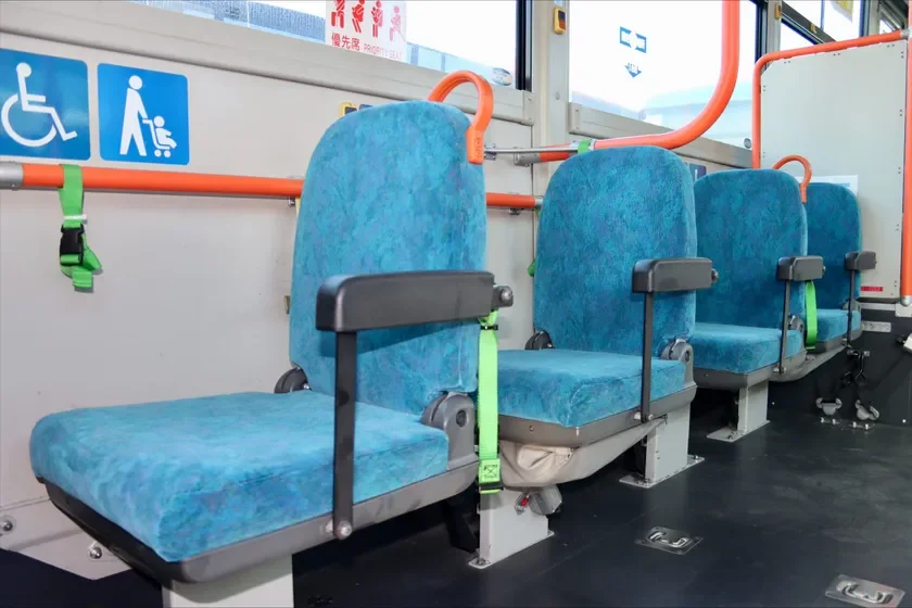 きいろいバスの車内座席