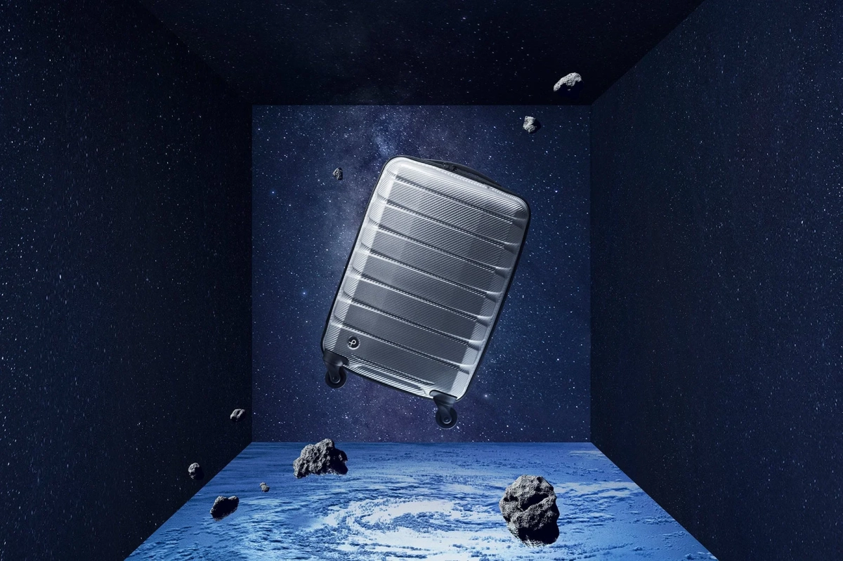 宇宙空間に浮遊するスーツケース