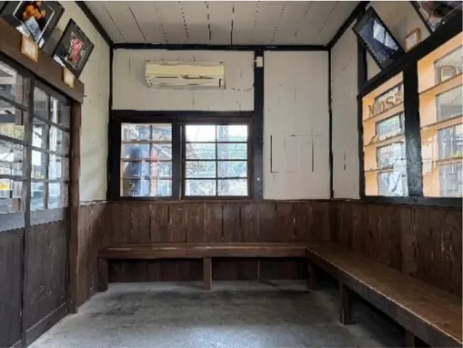 妙見口駅待合室