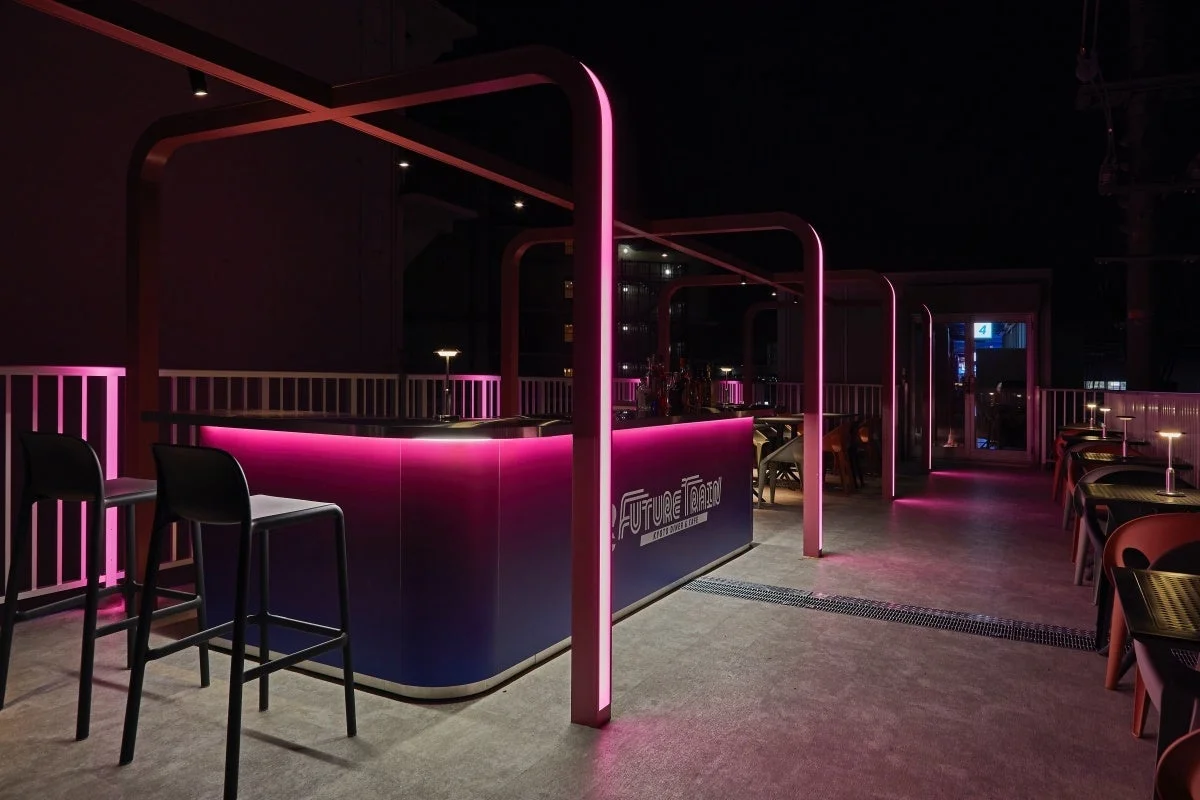 ルーフトップバー、ネオンピンク