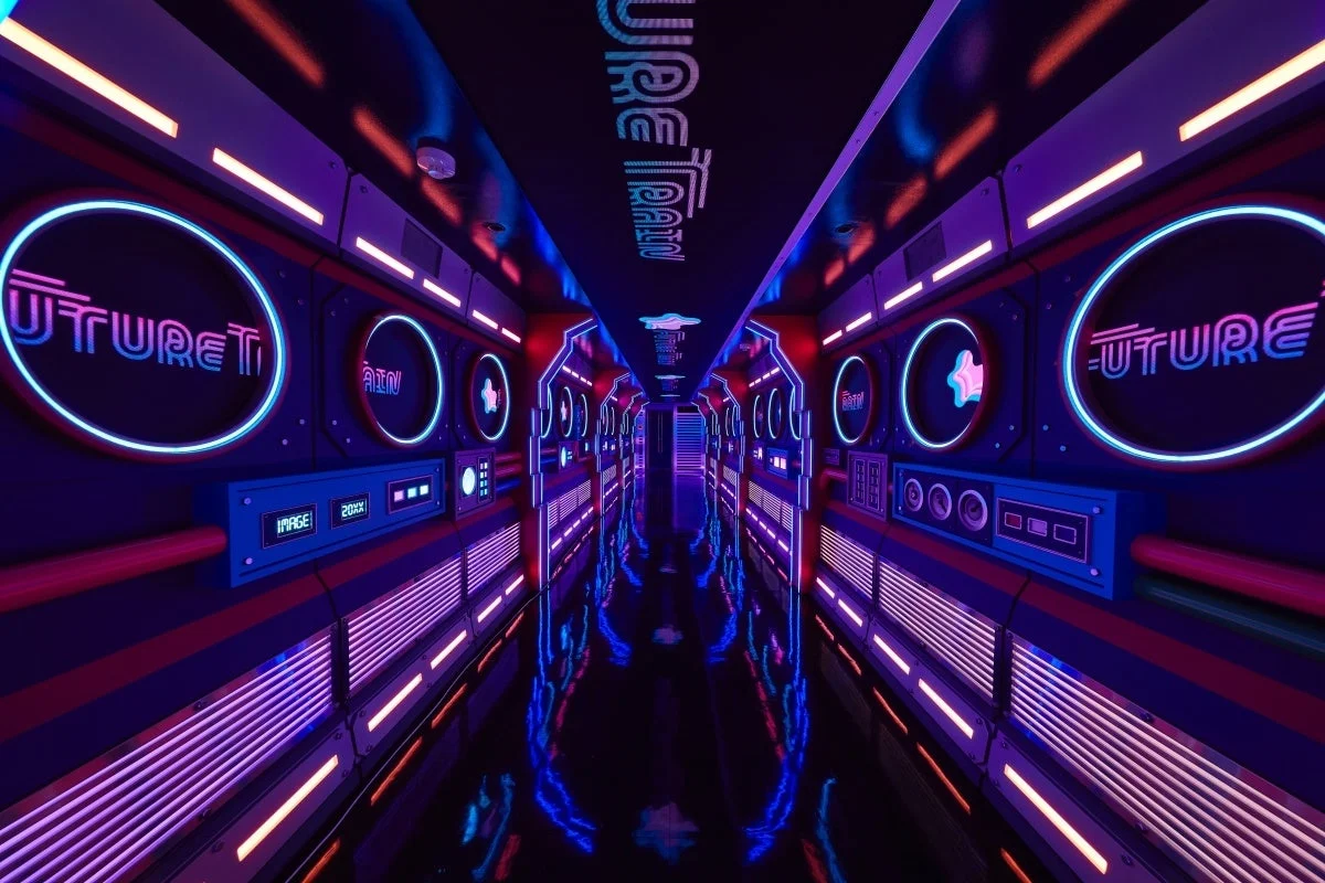 未来的な列車の内部通路