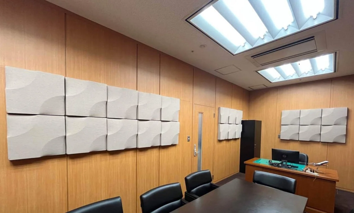会議室に設置された木目調の音響パネル