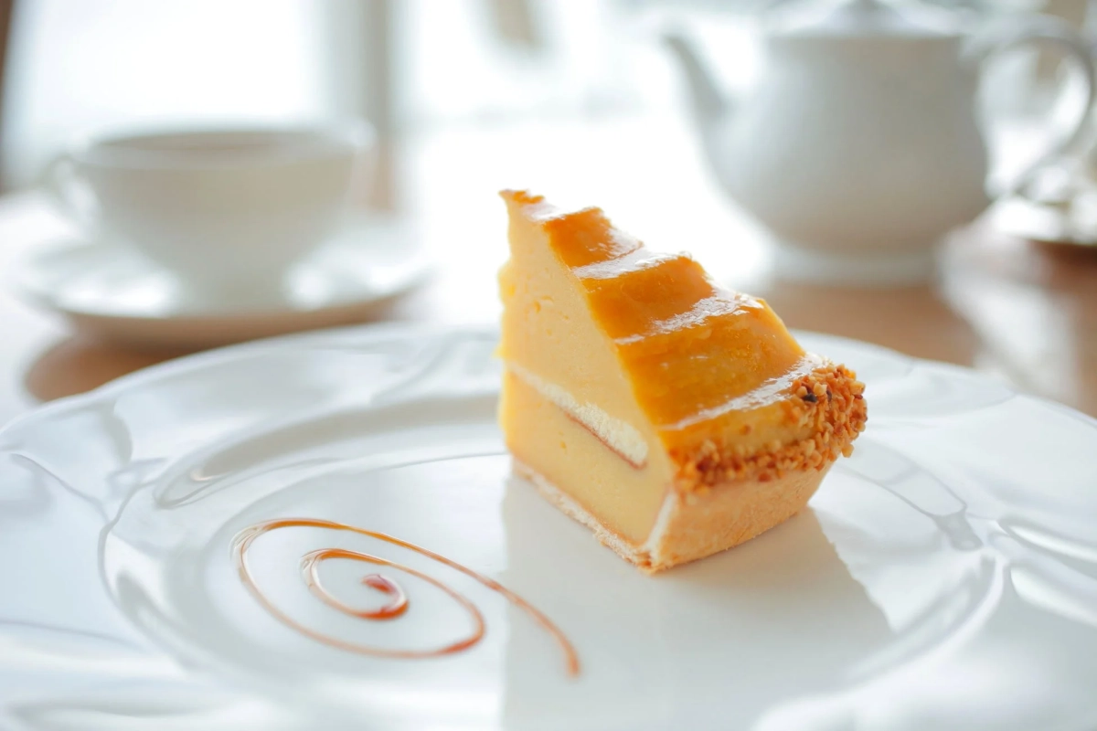 白いお皿に盛り付けられた、黄色い層が美しい鳴門金時タルト