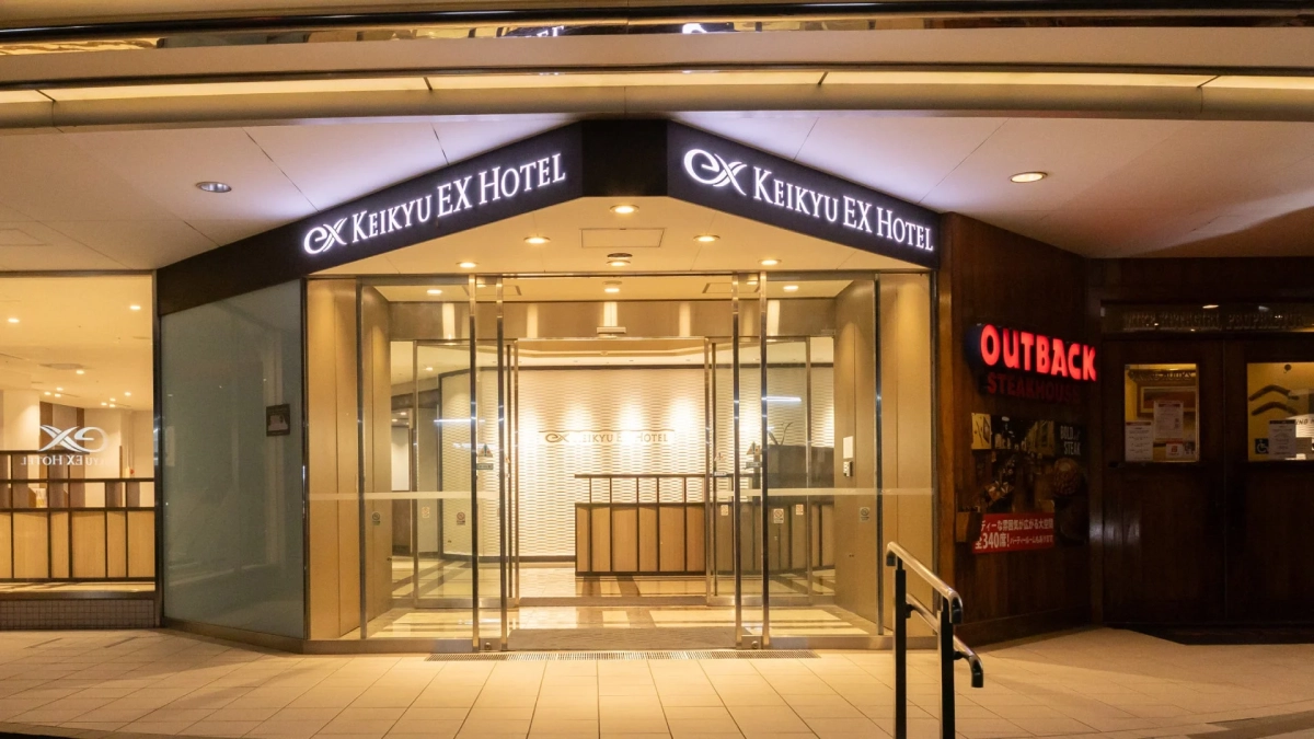 夜の京急EXホテルエントランスとレストラン
