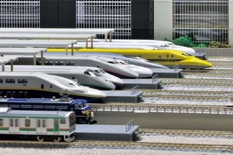 複数の新幹線や在来線車両が並ぶ鉄道模型のジオラマ
