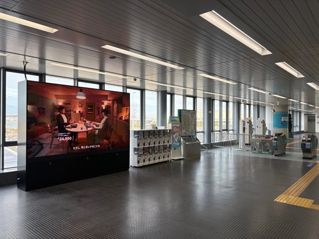 神戸空港駅に設置された大型LEDビジョン