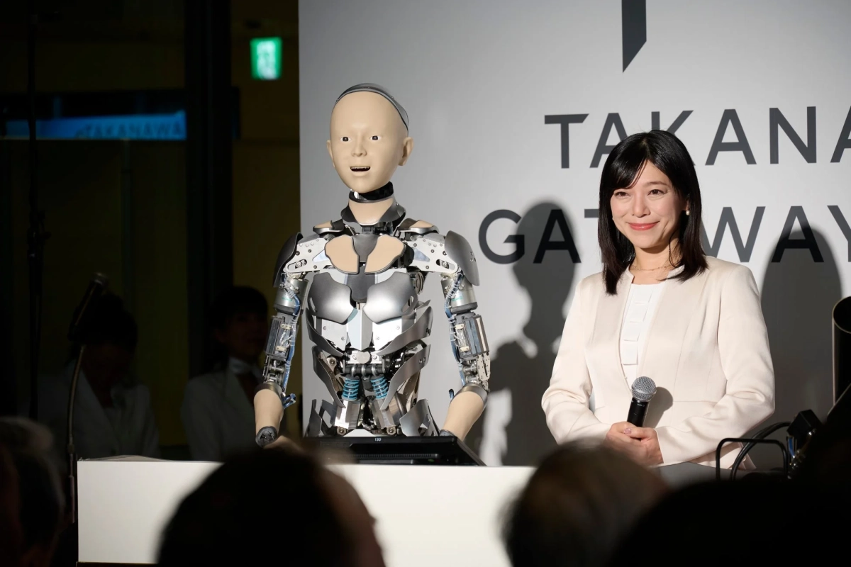 アンドロイド「ヤマトロイド」と女性