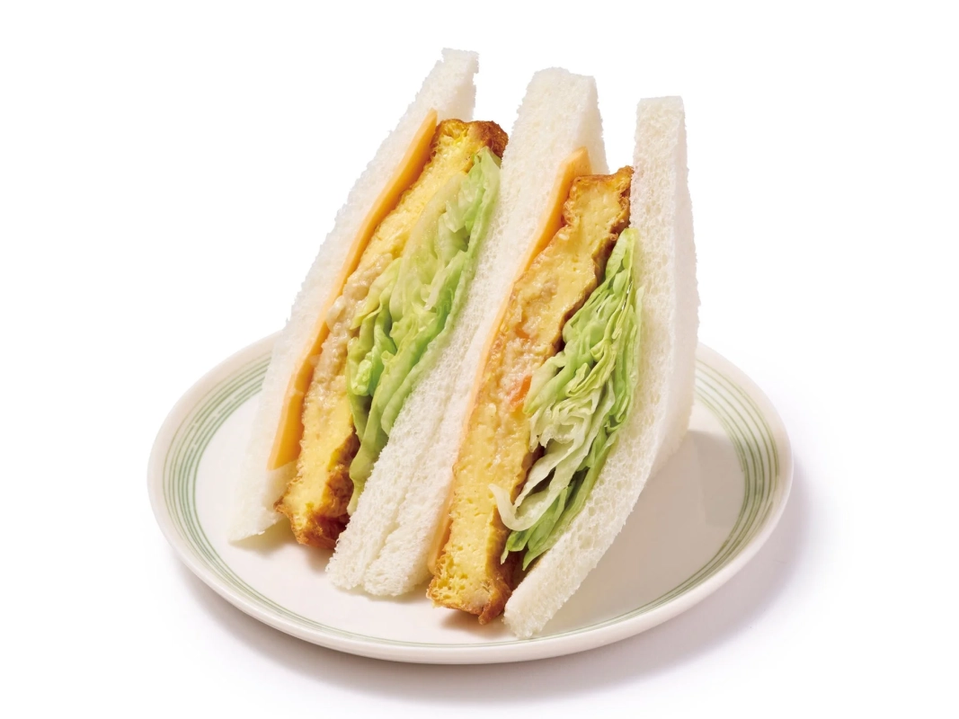 厚焼き卵とレタス、チーズを挟んだサンドイッチ