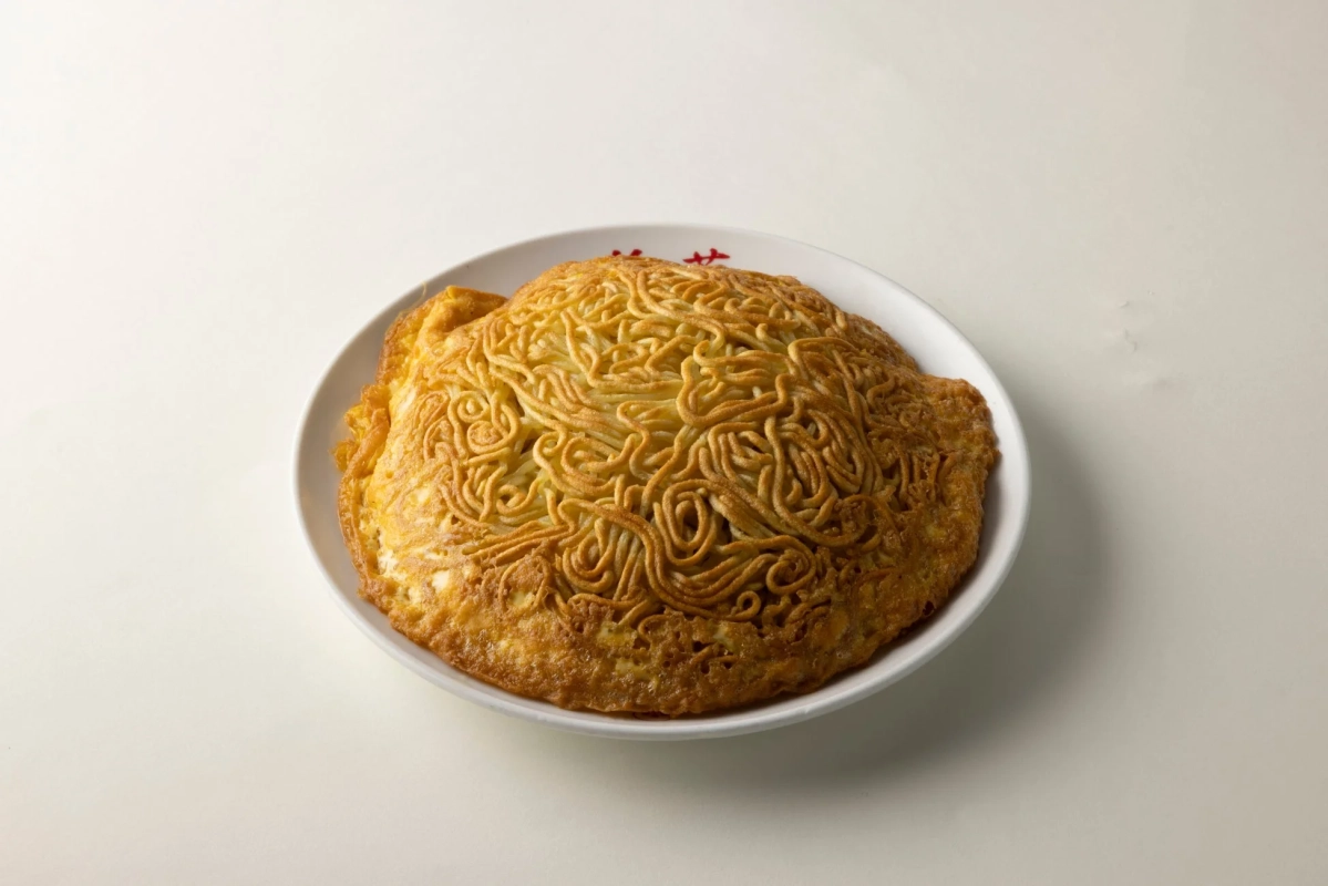 卵で包まれた焼きそばのような麺料理