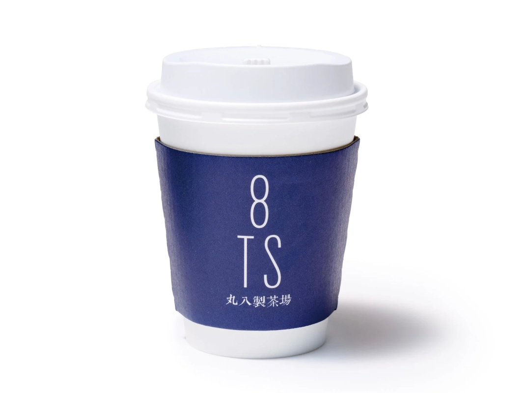 丸八製茶場のロゴが入ったテイクアウト用のカップ