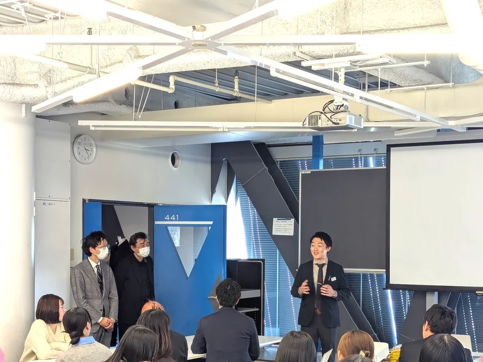 プレゼンテーションを行う男性