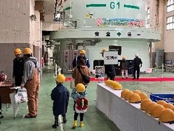 工場見学をする子供たち