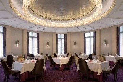 豪華なダイニングルーム