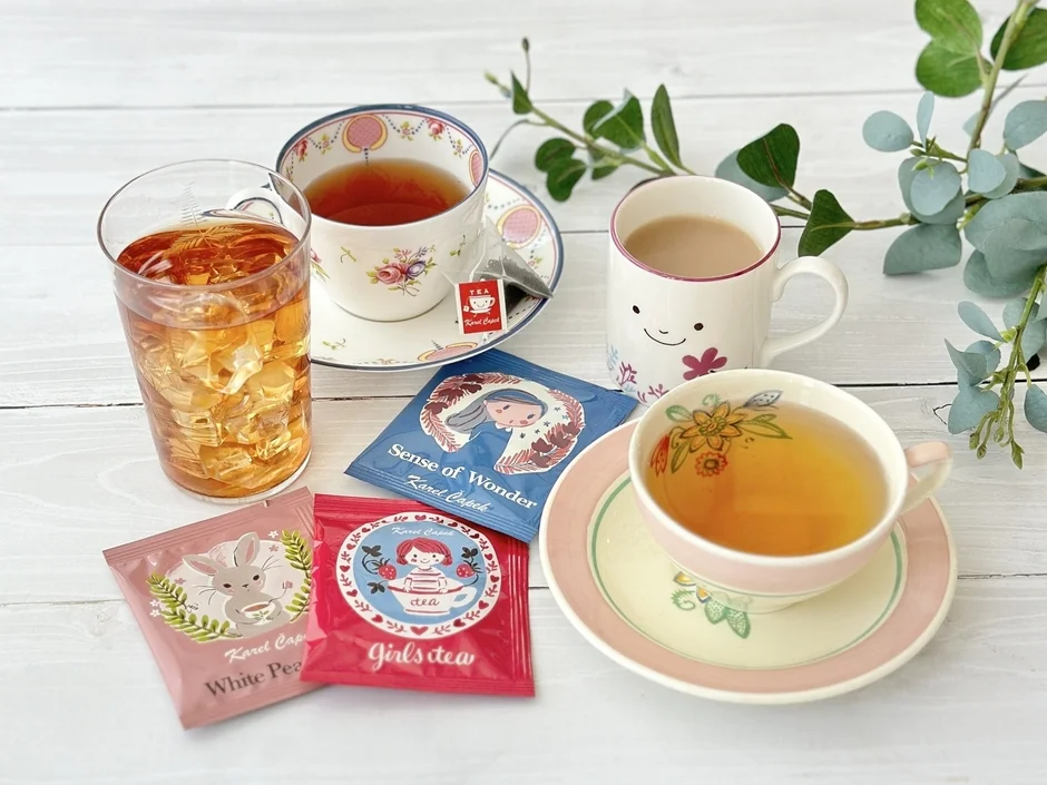 紅茶,お茶,ティータイム,ドリンク,飲み物,ホットティー,アイスティー,ティーバッグ,カレルチャペック,可愛い,リラックス,木目,葉,マグカップ,ティーカップ