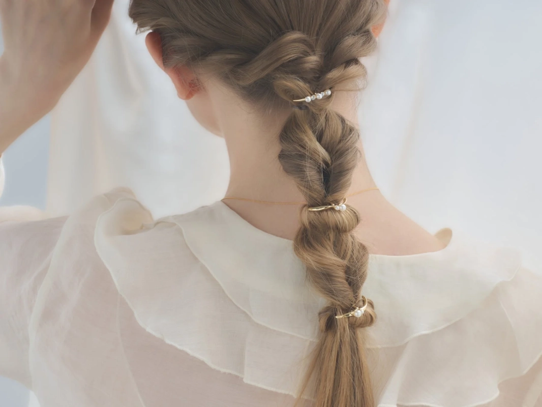 パールがあしらわれたゴールドのヘアアクセサリー