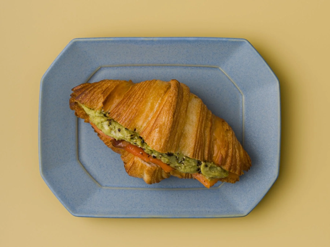 春薫るサーモンとアボカドのフムスクロワッサン