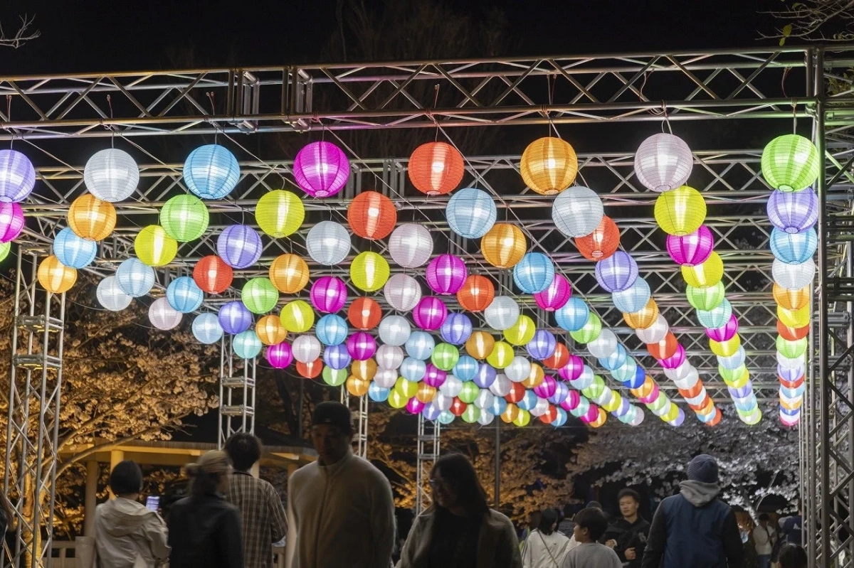 色とりどりの提灯と人々