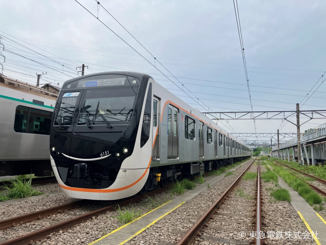 東急電鉄の6000系電車が車両基地に停車している様子
