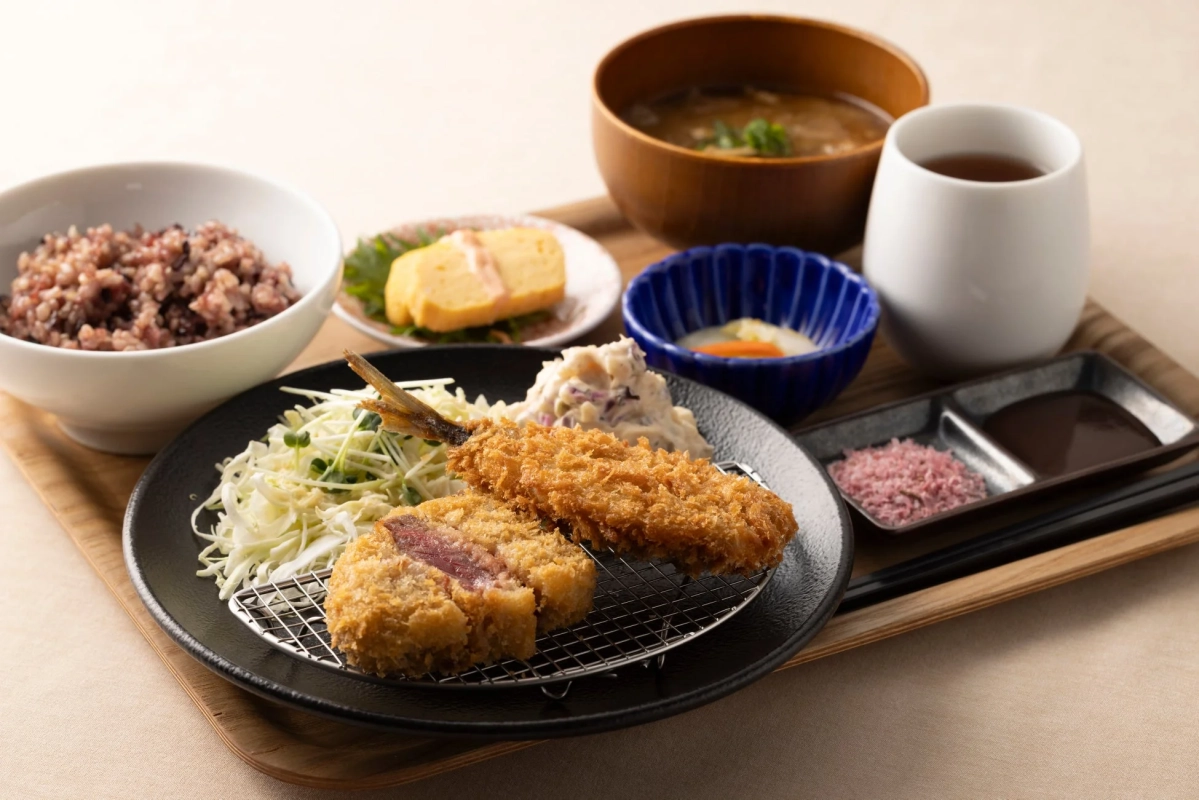 木製のトレーに盛り付けられた和食の定食