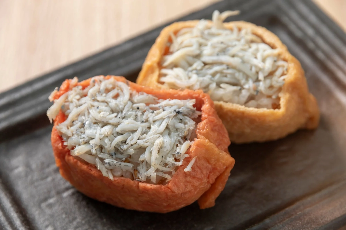 シラスがたっぷりと盛られたいなり寿司