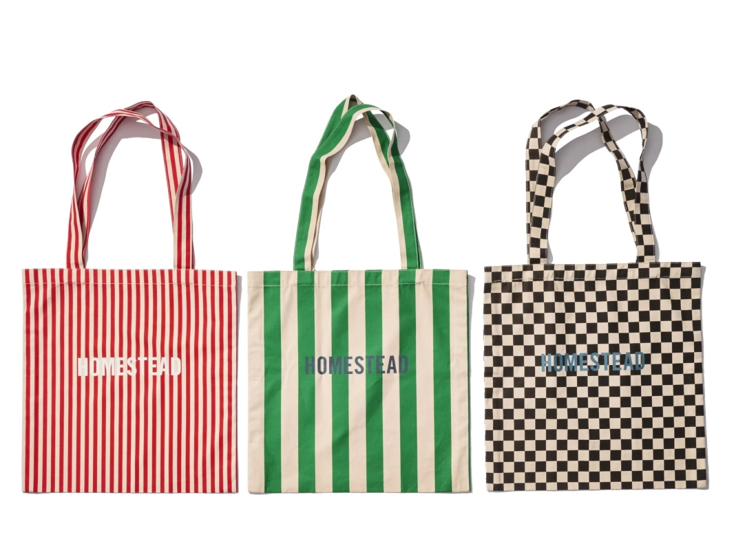 赤と白のストライプ、緑と白のストライプ、黒と白のチェッカーボード柄の3つのトートバッグ