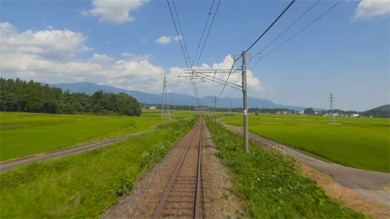 田園風景を走る列車