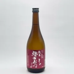 暗い赤色のラベルが貼られた茶色の日本酒の瓶