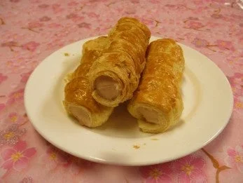 黄金色に焼かれた筒状のパイ