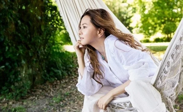 ハンモックに横たわる女性