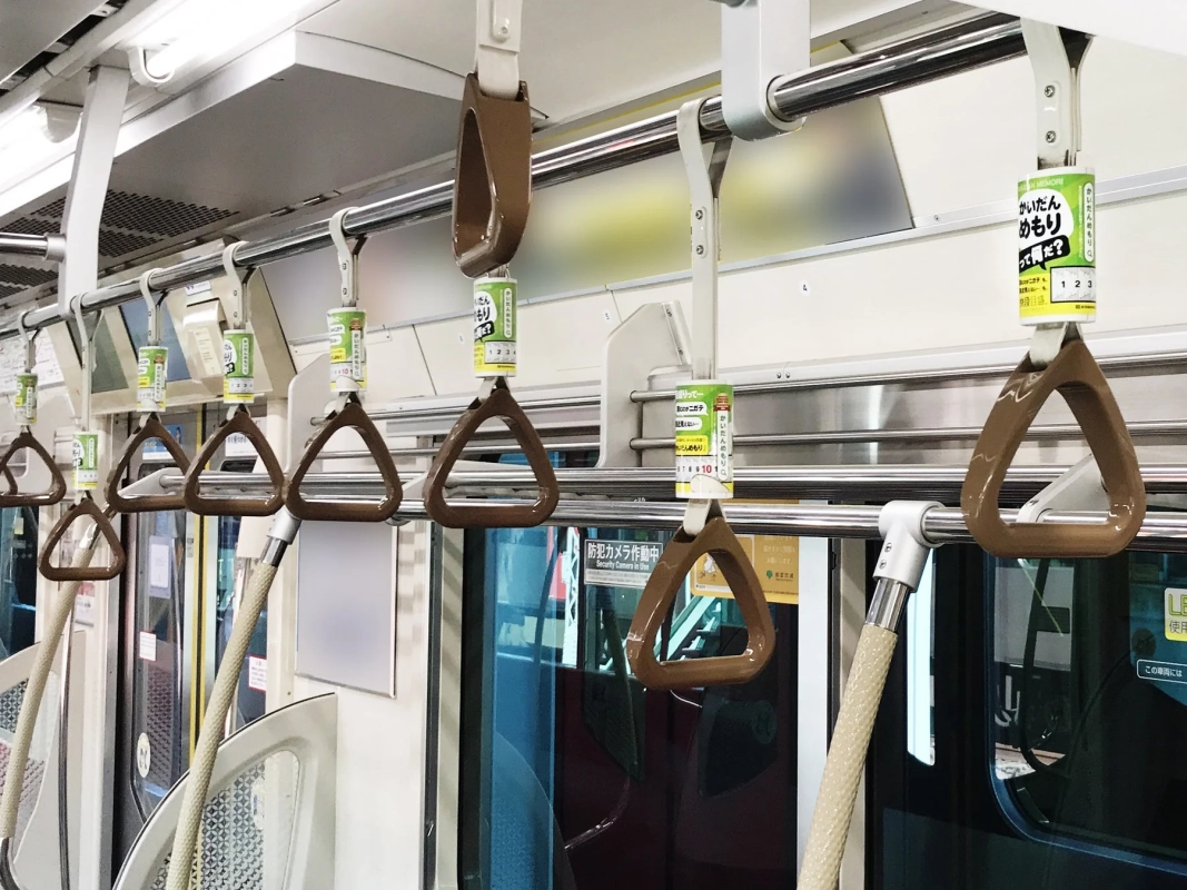 別の角度から見た都営地下鉄の吊り革広告