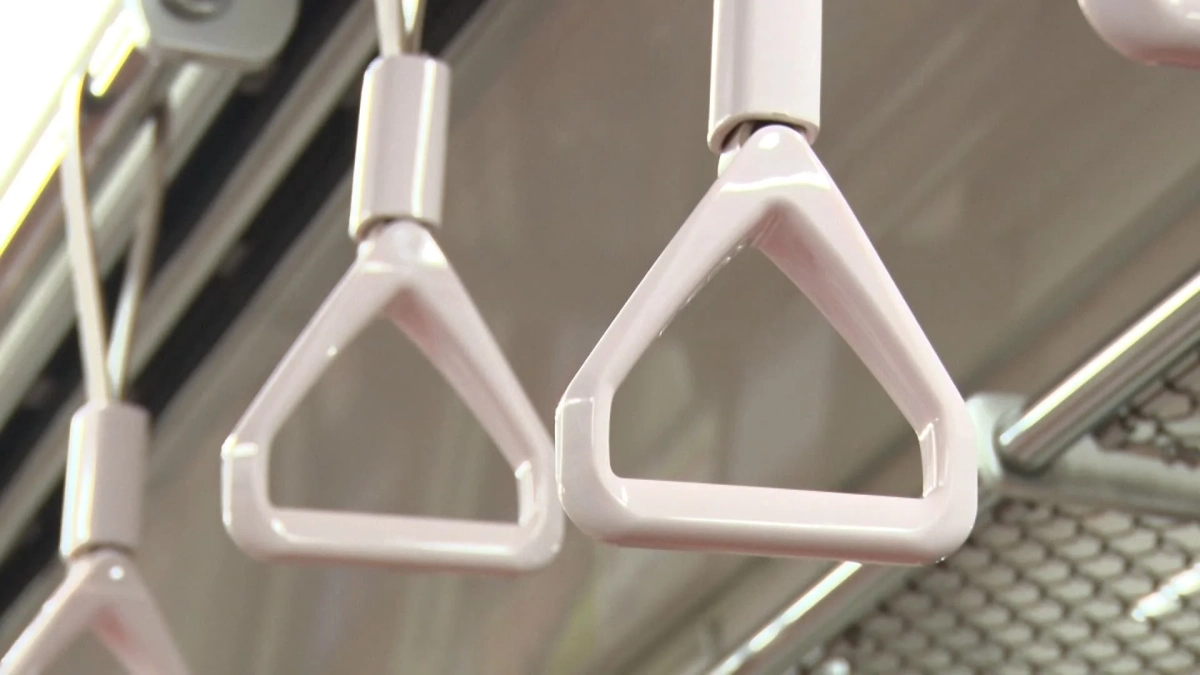 電車内の複数並んだ三角型吊り革