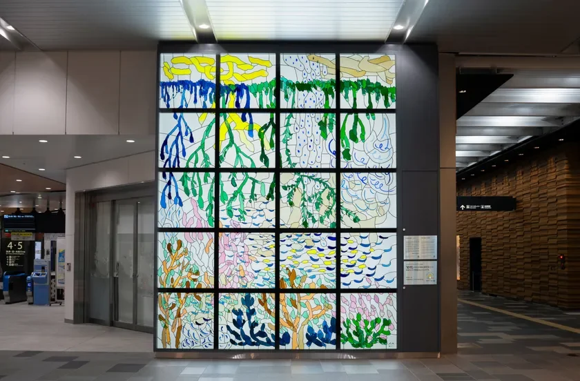 駅の通路に設置された色鮮やかなステンドグラス『生命の根』