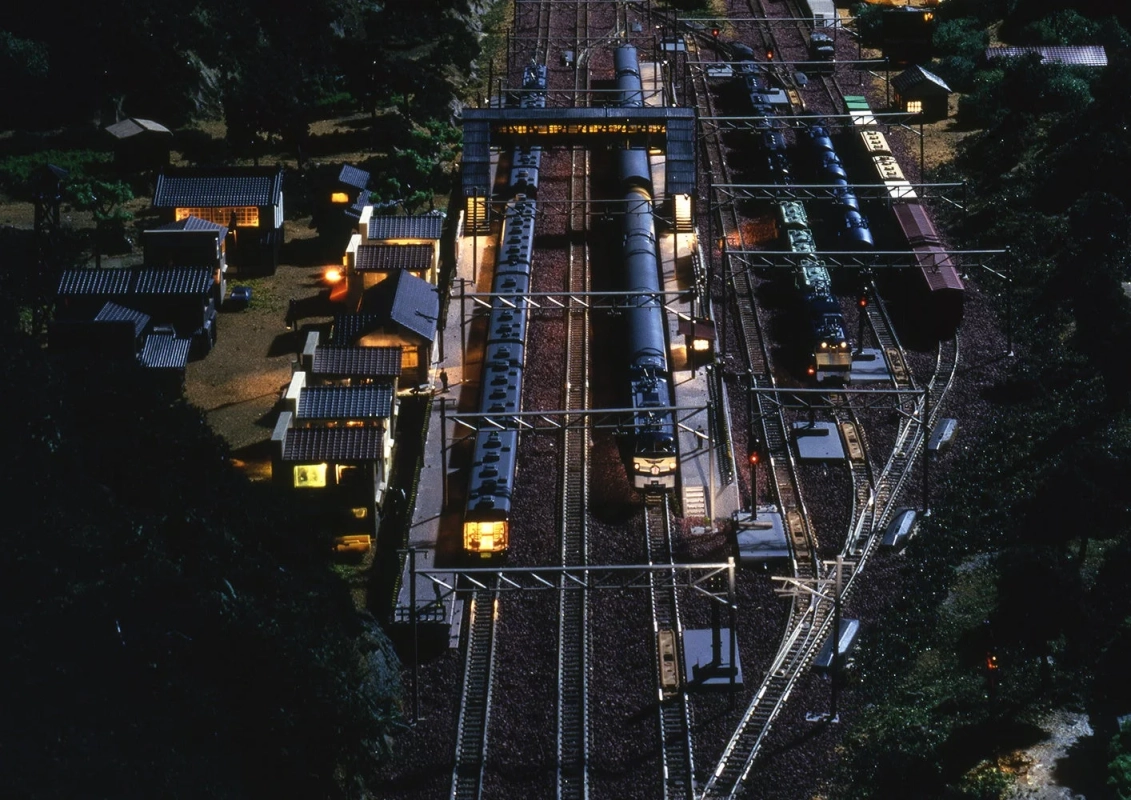 夜間にライトアップされた鉄道模型のジオラマ