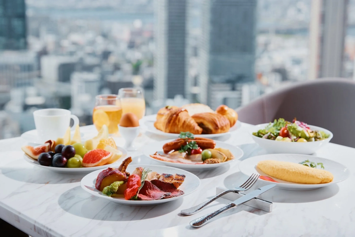 高層階のホテルで提供される、豪華な朝食の様子