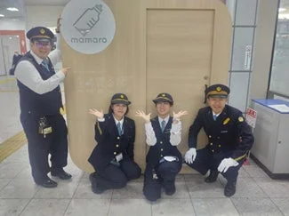 ベビーケアルーム「mamaro™」の前で笑顔を見せるJR東海豊橋駅の駅員