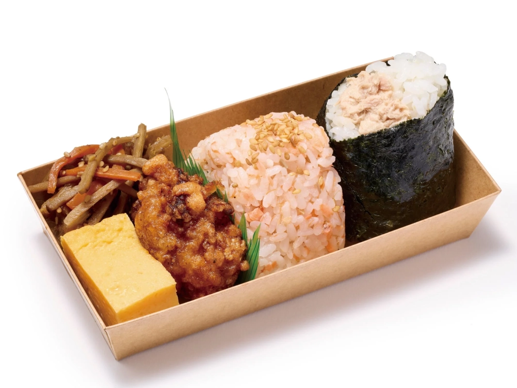 おにぎり、唐揚げ、卵焼き、きんぴらごぼうが入った和風のお弁当