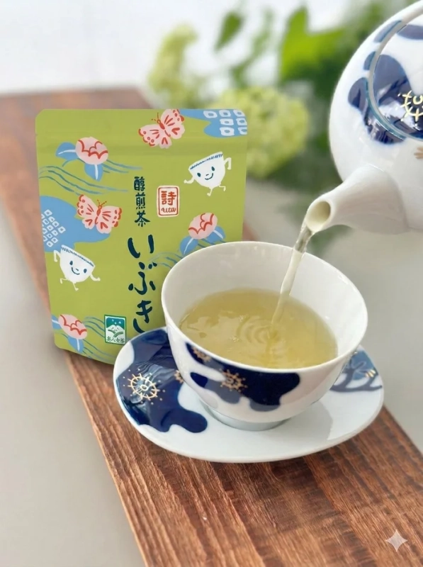 緑茶,日本茶,お茶,お茶の時間,ティータイム,急須,湯呑み,茶器,和食器,飲み物,パッケージデザイン,かわいい,蝶,花,木目,テーブル