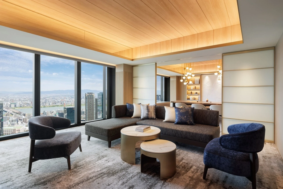 高層階からの都市景観を一望できる、モダンで豪華なリビングルーム