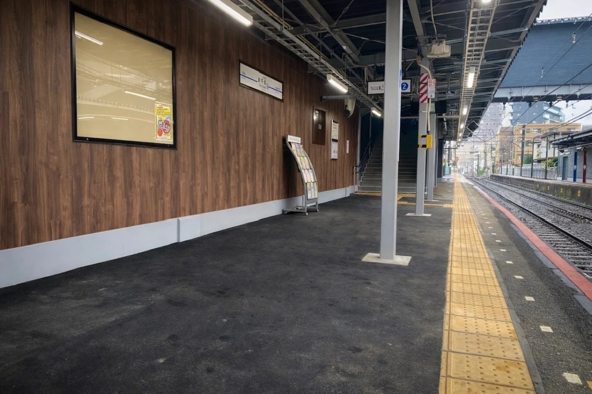 駅プラットホーム、木目調の壁