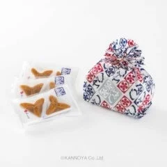 個包装された伝統的な和菓子と、和柄の巾着袋