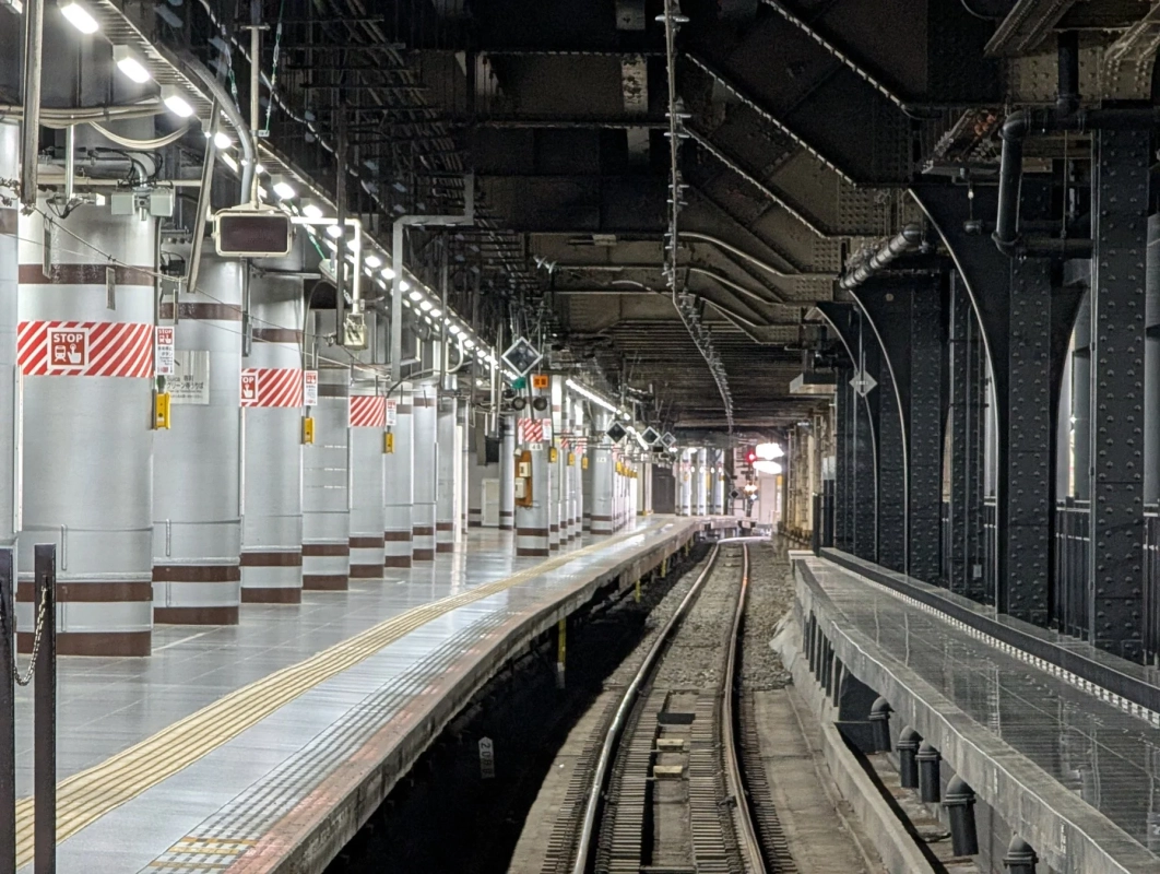 駅のプラットホームと線路