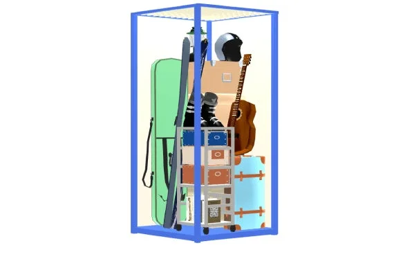 スキー板、ブーツ、ヘルメット、ギター、スーツケースなど、様々な趣味の道具や旅行用品が透明な縦型収納棚に効率よく整理されている様子