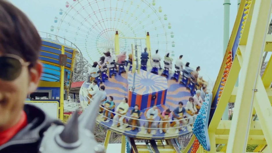 遊園地と見切れるマン