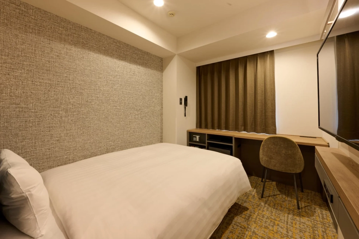 モダンで落ち着いた雰囲気のホテル客室