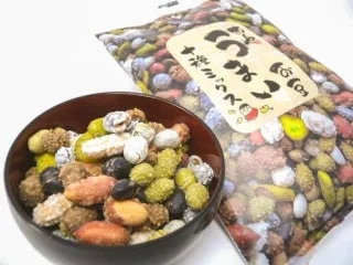 様々な種類の豆菓子がカラフルに盛り付けられたボウルと、その商品が入ったパッケージ