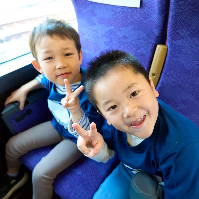 貸切列車内の子供たち